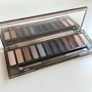 Urban Decay Naked Smoky eyeshadow palette